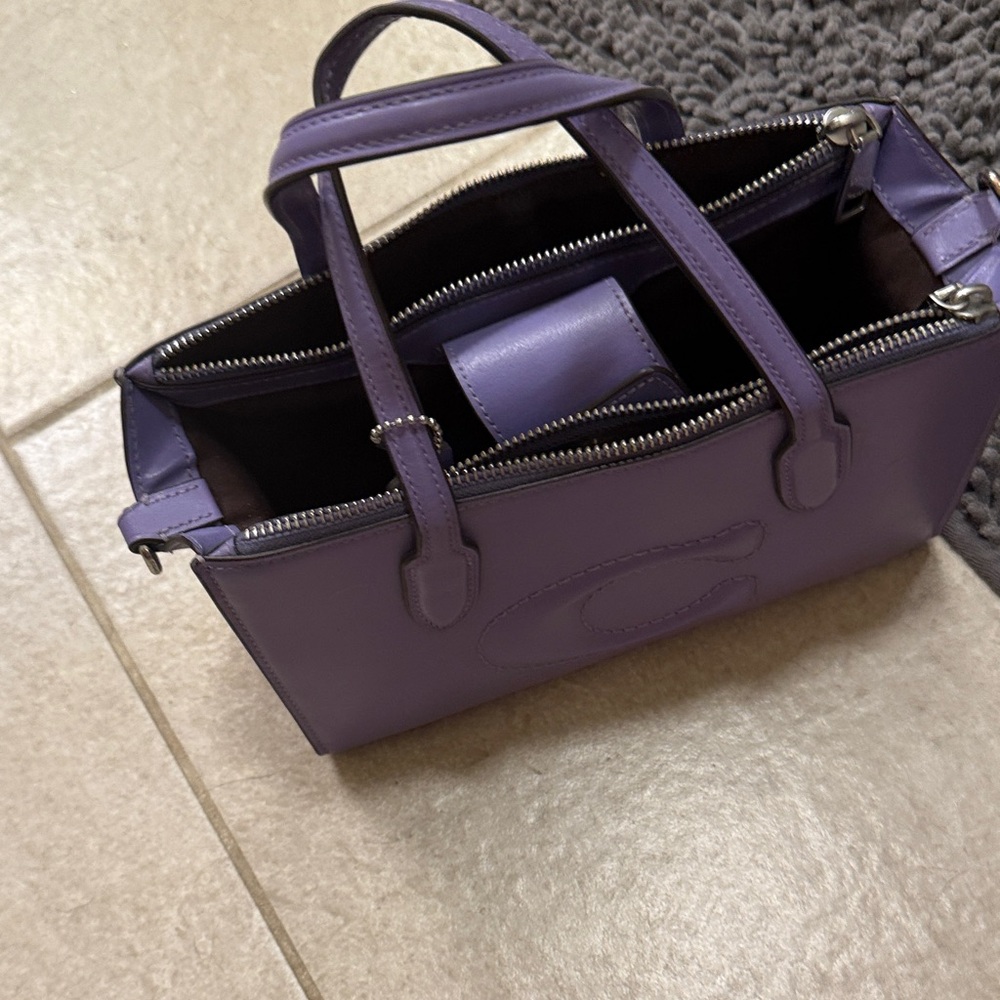Coach Elegant Purple Women's Handbag with zipper and magnetic closure